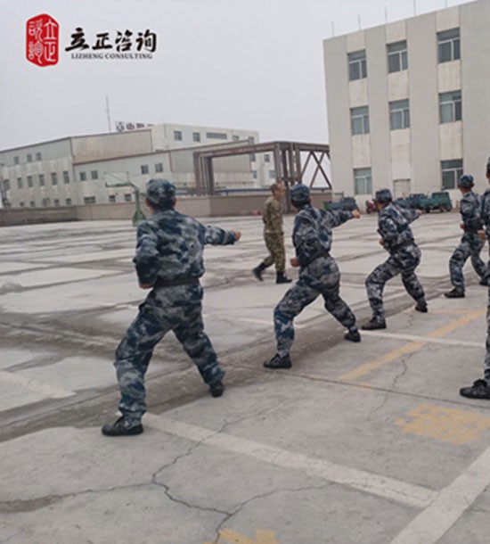 培訓快訊培訓主題：”班長管戰士“軍事化拓展訓練培訓內容：管理培訓+軍事訓練+拓展訓練培訓對象：班組長、值長、科級干部、儲備干部、技術人才課程設置：《從部隊的宗旨看企業的愿景》《從部隊的紀律看企業的規章